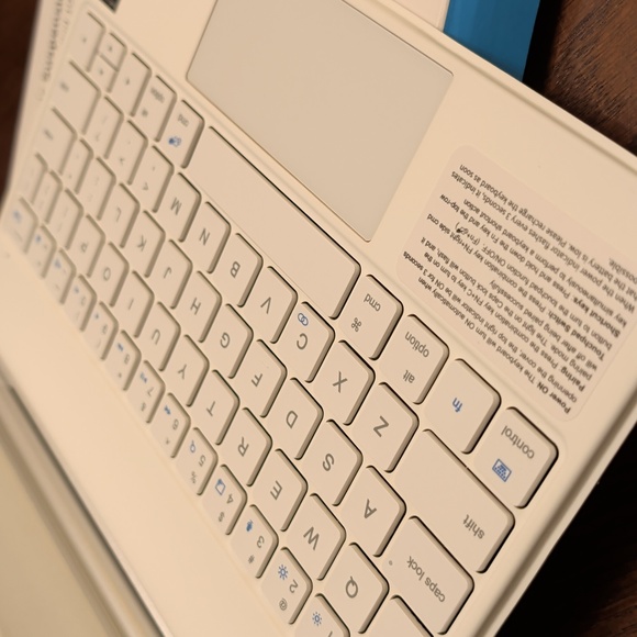 Runelk Magnetic Suspension Keyboard Case - White